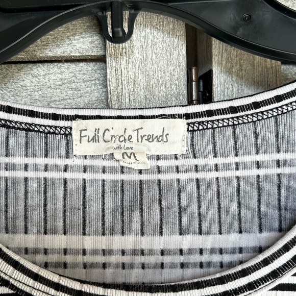 FULL CIRCLE TRENDS Black & White Stripe Short Sleeve Top Blouse Woman’s Medium - Picture 2 of 6